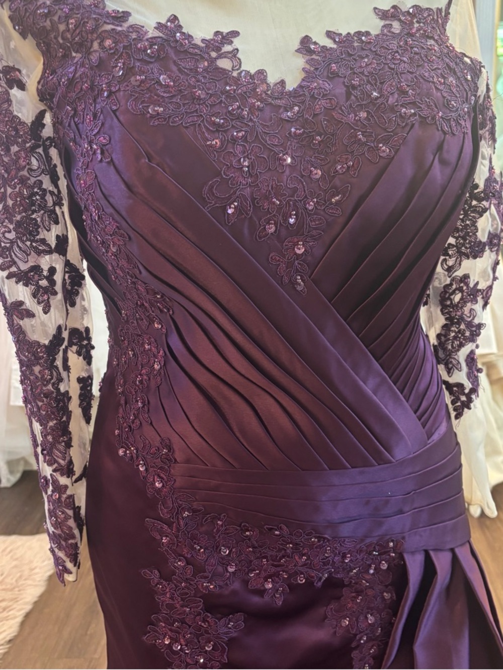 Elegant Plum Lace-Appliqué Evening Dress - Picture 2 of 10